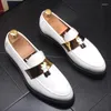 Sapatos casuais estilo coreano moda masculina vestidos de festa de casamento couro patente slip-on borlas sapato preto branco plataforma mocassins oxfords