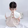 ロンパーズ2024韓国の夏の幼児の女の子オーバーオーズロンパーコットンワイドラペル刺繍後期スリーブルーズ生まれのボディスーツ