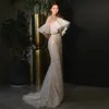 Bohemiska vita bröllopsklänningar långa ärmar 2024 plus storlek brudklänningar paljetter med sveptåg bling lyxiga pärlor kristaller sjöjungfrun klänning 403