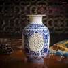 Vase Antique Jingdezhen Handicraft Ceramic Vase Chinese Pierced Hollow Wedding Giftsホーム家具装飾品の記事