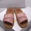 2024 Nieuwe designer slippers Woody Flat Mule De Maisons O-signatuur siert de binnenzool en maakt deze flat tot een zomerse Essentia damespantoffels