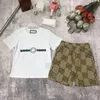 Fashionabla kortärmad t-shirt och shorts tvådelar set för medelålders och små barn pojkar och flickor och baby shorts trendig brittisk stiluppsättning för sommaren