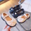 La survie élève le style de votre petit avec des chaussures de princesse britannique rétro-inspirées avec un design d'amour à bowknot et un non-fossé