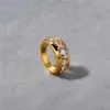 Gepersonaliseerde en unieke niche-ontwerpring bezet met diamant, verkoperde 18K echt gouden ring Europese en Amerikaanse mode OL Eenvoudige en lichte luxe ring