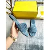 24SS NYA dubbelband Flat Sandaler Dekorativt spänne antik Blue Denim Material Utsmyckning quiltade mönster Mens kvinnors tofflor