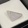 Simple Triangle Or Argent Broches Broches Hommes Femmes Lettre Plaqué Broches Costume Broche Vêtements Décoration Exquis Haute Qualité Bijoux