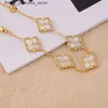 Bracelets de charme Nouveau en blanc Mère de Pearl Gold Color Lucky 4 Leaf Flower S Classic Clover Jewelry Womens Luxury Accessoires Q240321