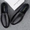 Casual Shoes Korean Version Herrläder 2024 Unisex Högkvalitativ körlägenhet Slip-On Elegant Formal