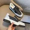 Sıradan ayakkabılar erkekler için küçük beyaz bahar sonbahar gerçek deri platform spor ayakkabılar patchwork tasarımcı somunlar slip-on tenis daireleri