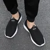 Sapatos casuais de verão malha respirável homens leves apartamentos deslizamento em mocassins plus size masculino tênis caminhada ao ar livre