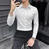 メンズドレスシャツと男性のためのブラウスフォーマルマントッププレーン服レッドロングスリーブビジネスマッスル美的スリムフィット韓国スタイルクールs
