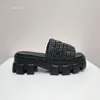 2024 Sandalo designer donna Scivoli all'uncinetto Zeppe con plateau nero Pantofola flatform in paglia Pantofola estiva piatta Comfort Mule Beach Pool Due cinturini