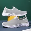 Sapatos casuais de verão malha respirável homens leves apartamentos deslizamento em mocassins plus size masculino tênis caminhada ao ar livre