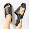 Pantofole da bagno Orso Donna Estate Infradito Cartoon Nuvola Scarpe per scivoli da interno Outdoor Morbido EVA Spessa Spiaggia Sandali da uomo H240322