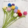 Fiori decorativi Tulipano intrecciato a mano creativo Fiore all'uncinetto Finito a mano Piante per maglieria Bouquet artificiale per i regali della festa della mamma