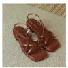 Düz dipleri olan kadınlar için üst kahverengi Roman Sandaletler Peri tarzı kalın topuklu yumuşak deri kayışlar kadın ayakkabıları 240228