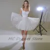 Abiti da cocktail party semplici a trapezio bianchi scintillanti Sweetheart Tulle Mini abito da homecoming Robe Cocktail Femme Mariage drappeggiato