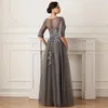 Ny designer Gray A-Line Mother of the Bride Dress 2024 V-ringning Halva ärmar Lace Applicques Gästklänningar Bröllopsfestklänningar Robe de Soiree