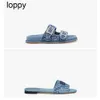 24SS NYA dubbelband Flat Sandaler Dekorativt spänne antik Blue Denim Material Utsmyckning quiltade mönster Mens kvinnors tofflor