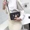 Factory verkoopt merkontwerper handtassen online met 75% korting dames tas nieuwe schouder diagonaal modieuze vierkante netrode brief