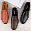 Sapatos casuais de couro masculino marca 2024 homem deslizamento em mocassins formais masculinos moda preto condução apartamentos