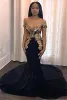 Elegant Gold Metal Appliqued Mermaid Prom klär sig från axeln Black Girls Formal Party Evening Gowns BC0986