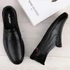 Sapatos casuais de couro masculino marca 2024 homem deslizamento em mocassins formais masculinos moda preto condução apartamentos