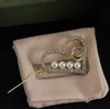 Famoso marchio di design di lusso spilla uomo donna strass perla lettera spille vestito pin moda gioielli abbigliamento decorazione accessori di alta qualità