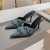 Yeni Kadın Slingbacks Pompalar Tasarımcı Ayakkabı 9cm Topuklu Sandal Mavi Denim Tuval Vintage Slaytlar Terlik Motosiklet Ayakkabıları Düz ​​Mule Noktalı Ayak Ayak Parçası Etkisi 2024 Kutu
