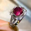 Cluster Anéis Cor Prata Luxo e Elegância High End Princesa Fang Simulação Rosa Vermelho Turmalina Tesouro Colorido