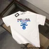 Diseñador P Familia Camiseta de manga corta blanca para el verano de los hombres 2024 Ropa holgada para hombres Marca de moda Versátil Cuerpo de los hombres CW0Z