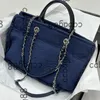 Borse per la spesa da spiaggia classiche in denim blu di design da donna con pochette Deauville in nappa con hardware in metallo argentato Borse a tracolla con catena Matelasse 40X23X13CM