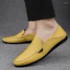 Casual skor italienska lyxiga män loafers äkta lädermockasin klassisk slip på sommaren modemärke körning