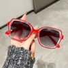 Occhiali da sole Ladies Beach Shades Womens 2024 Square Anti Blue Light O occhiali estivi Viaggi Sunni Sun Eyewear Fashion Eyewear