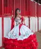メキシコの刺繍Quinceaneraドレスホワイトとレッドコルセットバックスウィート16ドレス2020プリンセスティアスオーガンザボールガウンプロムドレス2897987