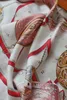 Foulard en soie Designer pour femme marque V Logo avec étiquettes imprimé foulards carrés polyvalent Echarpe luxe Foulard bandeau Bandana Hijab motif de décoration de Noël90