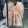 Französisches Damenkleid mit eckigem Ausschnitt, Ballonärmeln und bauschigem Rock am Bund