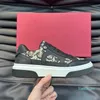 패션 남자 디자이너 신발 편지 조각 가죽 검은 갈색 고급 남성 운동화 공식 신발 스트리트웨어 야외 여행