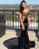 Elegant Gold Metal Appliqued Mermaid Prom klär sig från axeln Black Girls Formal Party Evening Gowns BC0986