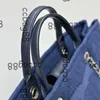 Borse per la spesa da spiaggia classiche in denim blu di design da donna con pochette Deauville in nappa con hardware in metallo argentato Borse a tracolla con catena Matelasse 40X23X13CM