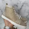 Casual Shoes Fashion Luxury High Top Men Trainers Driving Spiked Gold Glitter äkta läder Bröllopsnitar Alla kristalllägenheter Sneakers