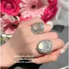 Gioielli di design Lusso di alta qualità Bijoux De Luxe Litchi Ghiacciato giada bianca Bracciale con fiori di midollo Spirito dell'acqua Placcato in oro Anello con zircone ad alta faccia di uovo di ghiaccio