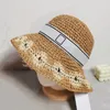 2024 Sombrero de cubo de paja para mujer Gorra de diseñador Sombreros de playa con cúpula de ala ancha Gorras florales ajustadas para mujer Bordado 5A