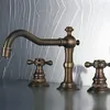 Torneiras de pia do banheiro Vintage Bronze Double Handles Generalizada Torneira de Água Mista Fria Deck Montado Girar