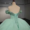 Abito da principessa Quinceanera scintillante verde chiaro Glitter con spalle scoperte Tull Sweet 16 Vestido De 15 Anos Abito con corsetto