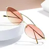Солнцезащитные очки 2024 модная металлическая рамка кошачьи глаза UV400 Женщины Уникальные маленькие овальные солнцезащитные очки