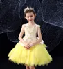 Sweet Yellow Satin/Tulle pärlor Knäslängd Girls födelsedagsklänningar Flower Girl Dress Girl's Pageant Dresses Girl's Party Kirt Girl's kjol Custom SZ 2-12 D321060