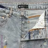 Pantaloncini da uomo di tendenza street con bordi in pelliccia e schizzi di vernice a inchiostro con vestibilità slim e pantaloncini in denim con toppe traforate