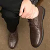 Casual Shoes Brand Top Layer Cowhide Business Leather Högkvalitativ vårmode och bekväma spetsar upp män