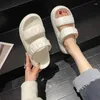 Slippare sommarhöjdskor för kvinnor 2024 Vita sandaler Rundtå Slides inomhuskvinna på strandmoln mjuk försäljning Främjande 39 f